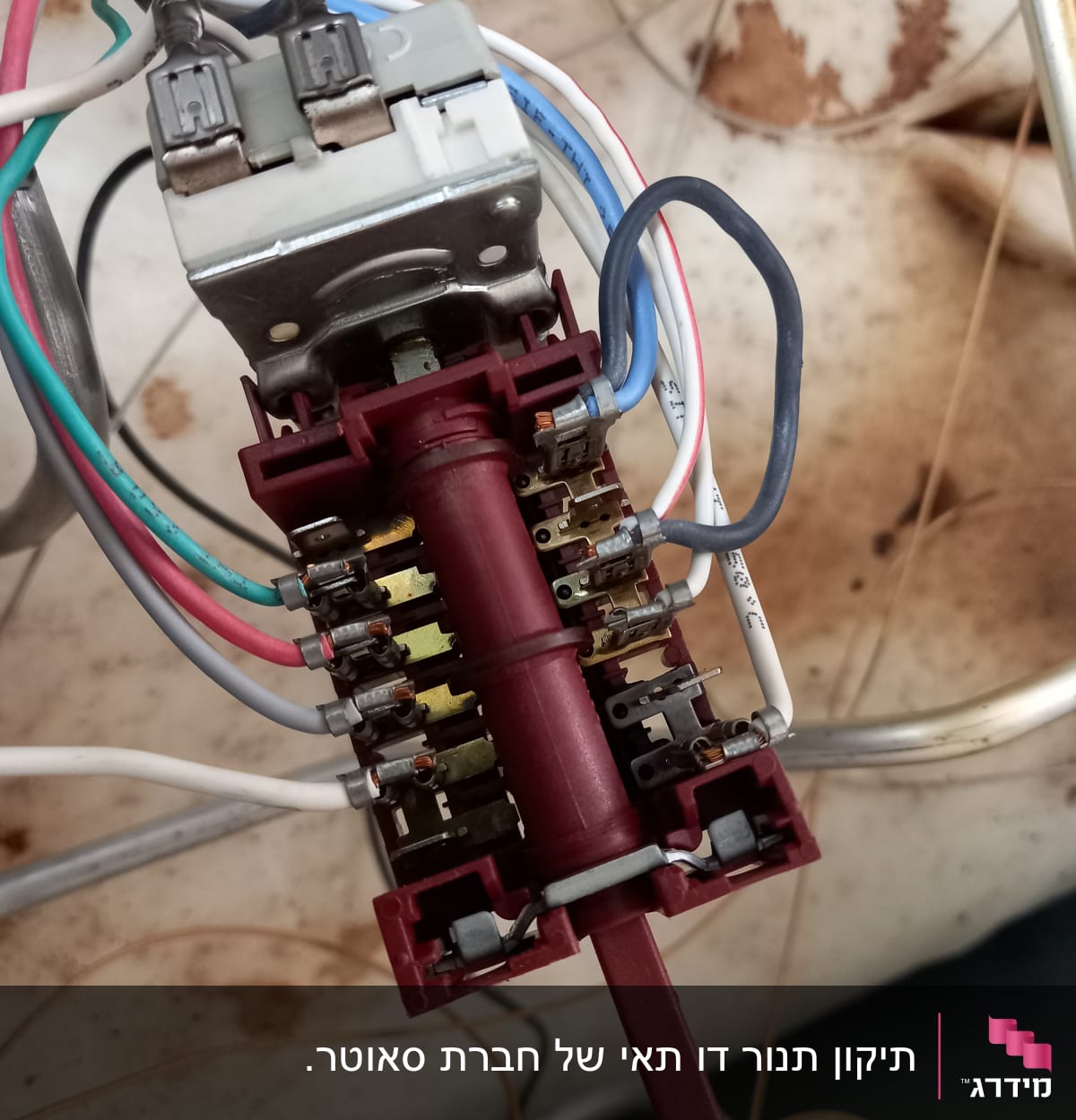 חוטי חשמל מחוברים למתג חשמלי מורכב